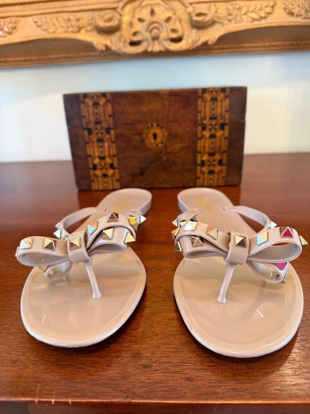 Valentino Garavani Rockstud PVC Jelly Thong Sandals Poudre EU 40 Like New Box - Picture 11 of 15
